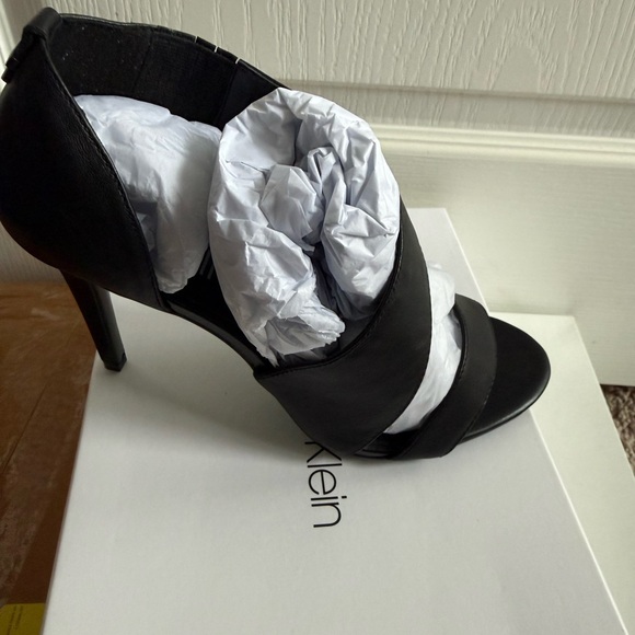 Calvin Klein Black Leather Heels – 9M - Picture 4 of 6